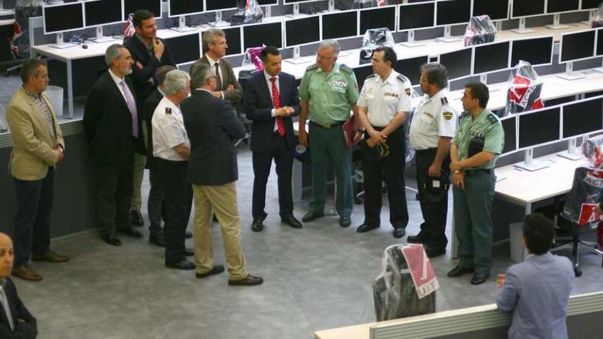 Imagen de archivo de autoridades, visitando la futura sala de operaciones del CIAE 112. // Bernabé /V.E.