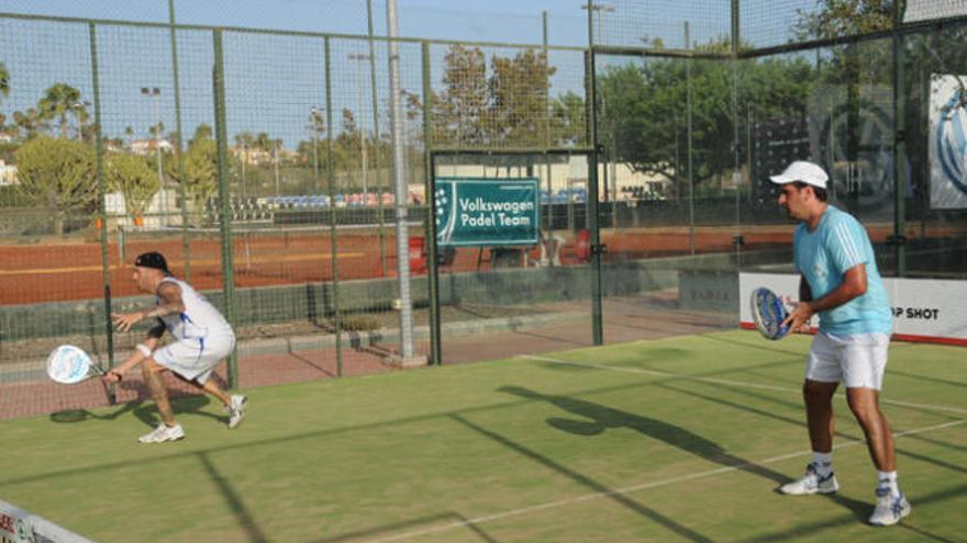 Los hermanos Víctor (i) y Romen  Quintana en el encuentro que disputaron ayer en Tenis Center Maspalomas. | fernando jiménez