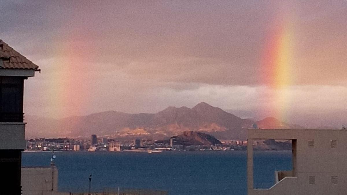 El doble arcoíris sobre la ciudad de Alicante en una imagen de archivo.