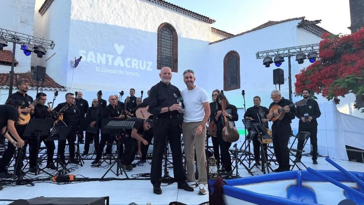 Fernando Rivero, de Rondalla Mamel's, con el concejal de Fiestas Caraballero, en las habaneras de 2025.