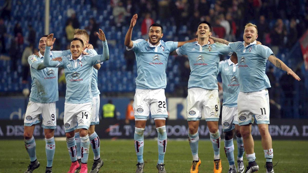 Los jugadores del Celta celebran el pase en Copa del Rey en el Vicente Calderón en la temporada 2015/16, la última de Citroën como patrocinador