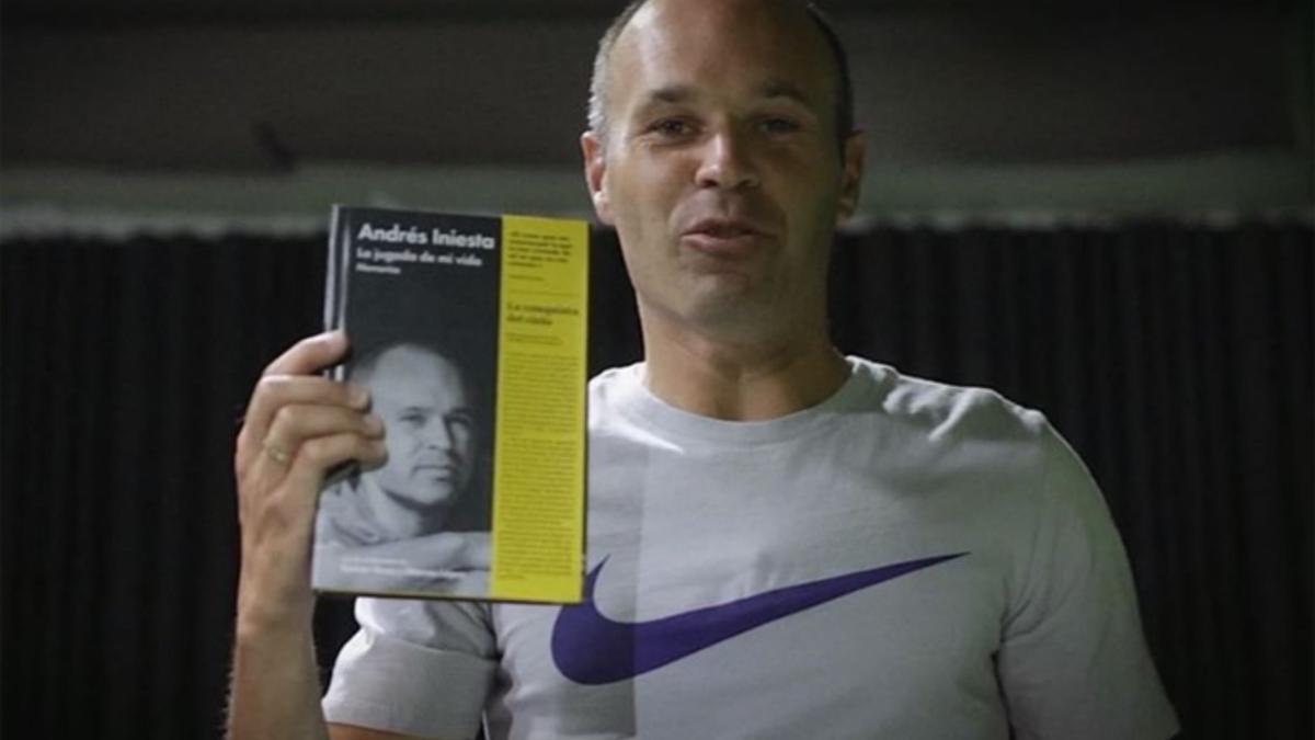 Iniesta, con el libro 'La jugada de mi vida'