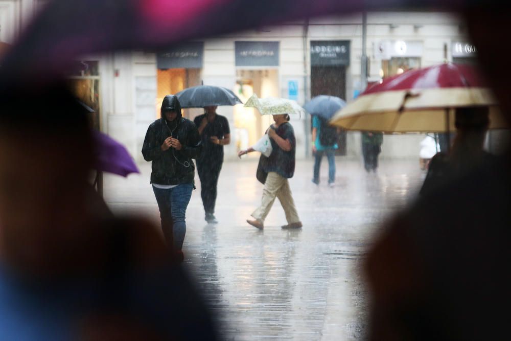 La lluvia torrencial prevista por la Aemet no aparece y solo caen algunos chaparrones puntuales en el inicio de la semana