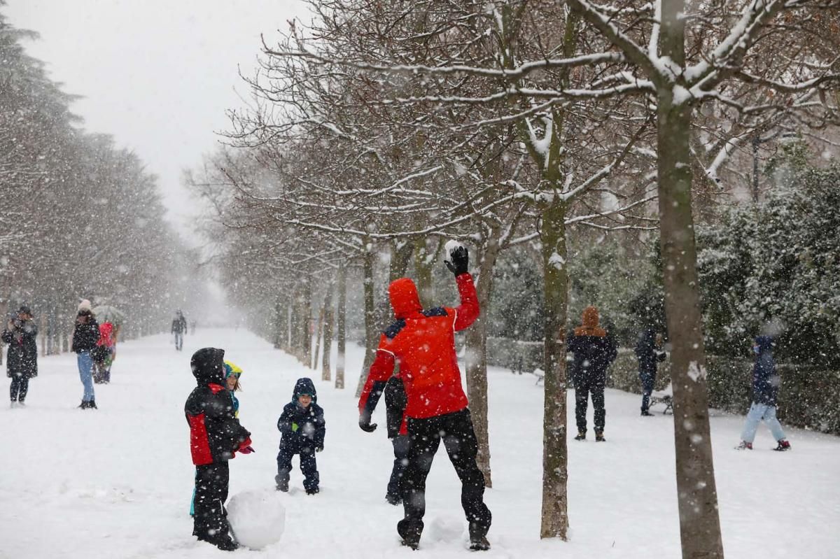 Madrid colapsada por la nevada histórica que cubre de blanco la capital