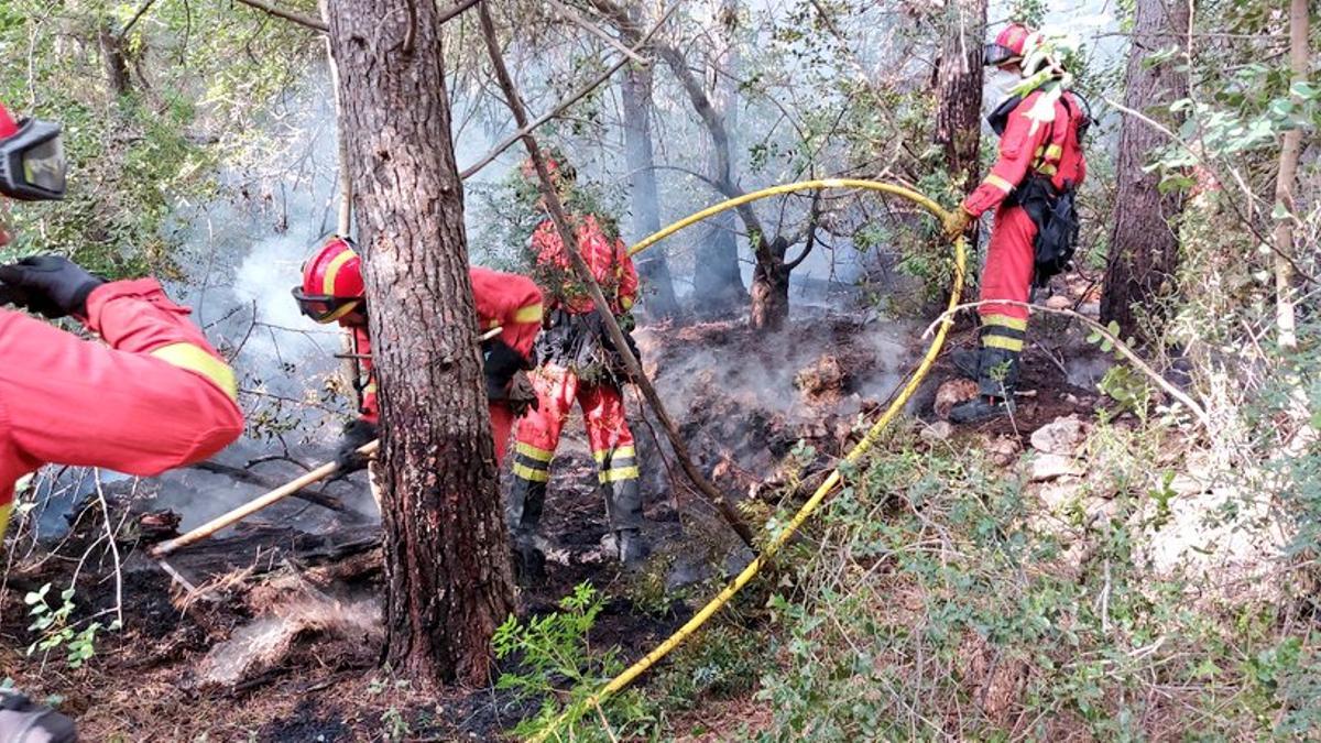 Efectivos de la UME trabajan en el incendio de Montitxelvo.