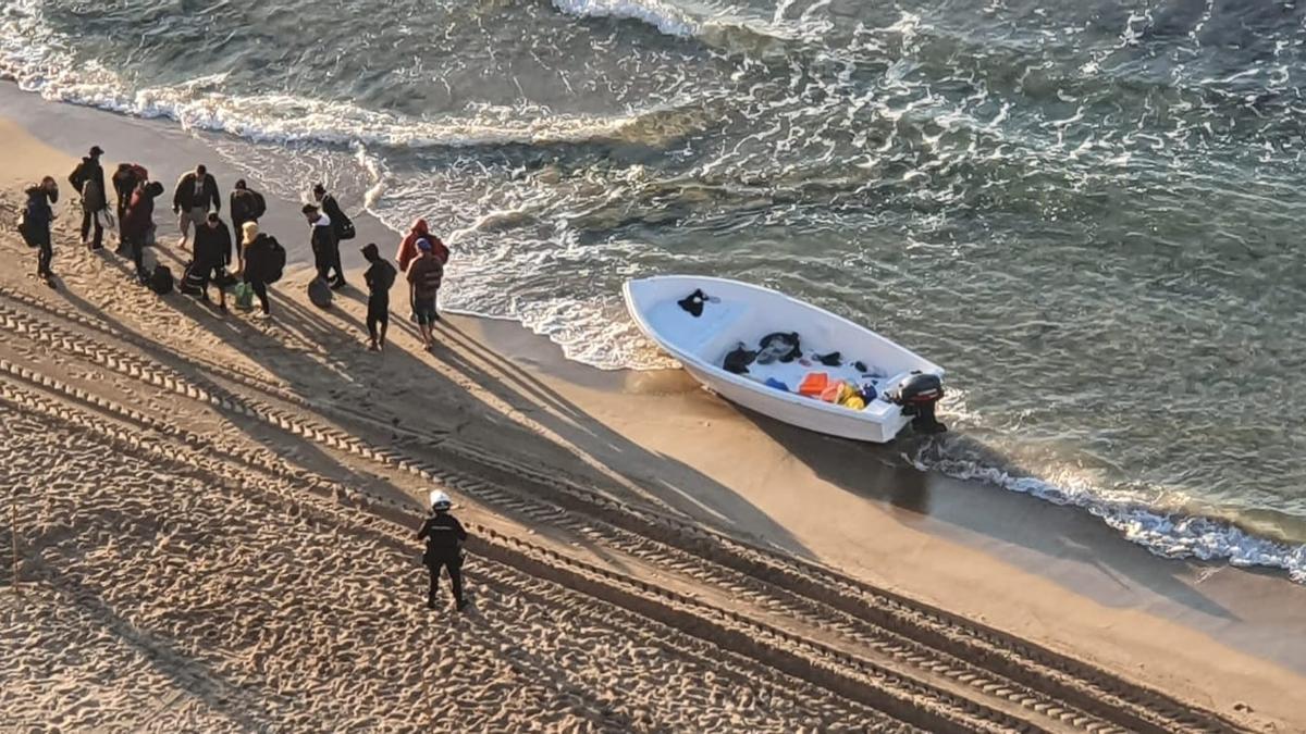 Una nueva patera llega a la playa de Levante de Benidorm