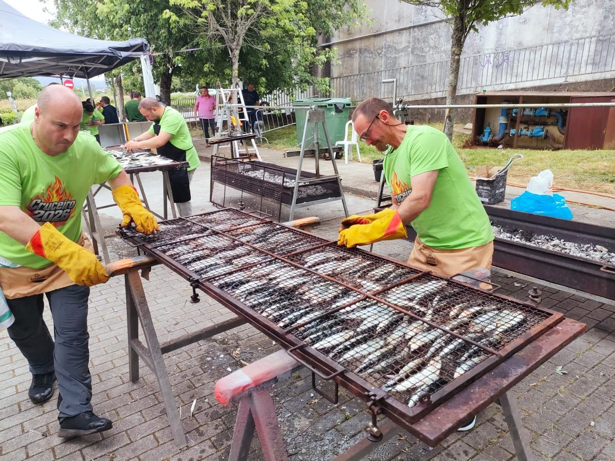 Más de 400 vecinos disfrutan en el Cruceiro da Coruña de la primera sardiñada de la temporada en Santiago