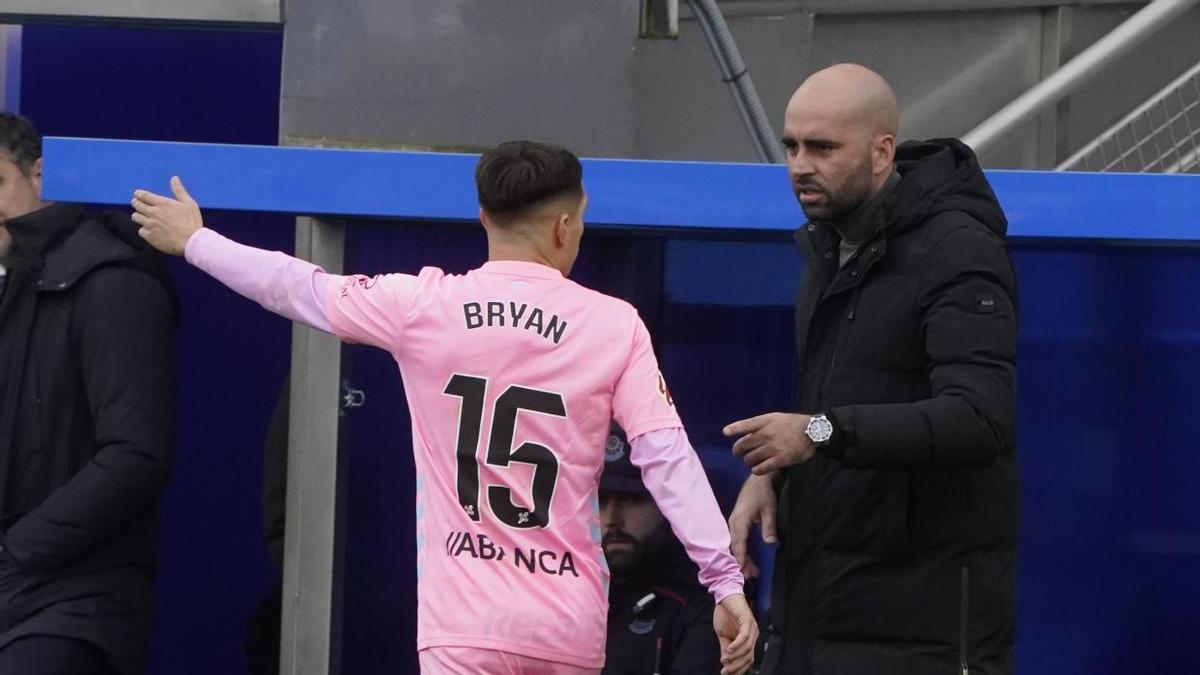 Claudio Giráldez escucha a Bryan Zaragoza durante el partido contra el Alavés