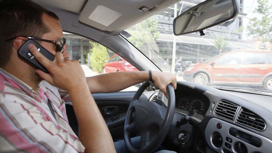 Campanya policial contra les distraccions en la conducció