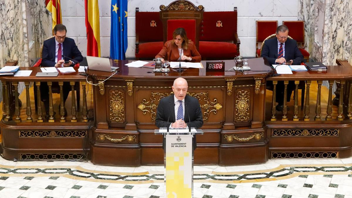 El concejal Jesús Carbonell durante su intervención en el pleno del Ayuntamiento de València