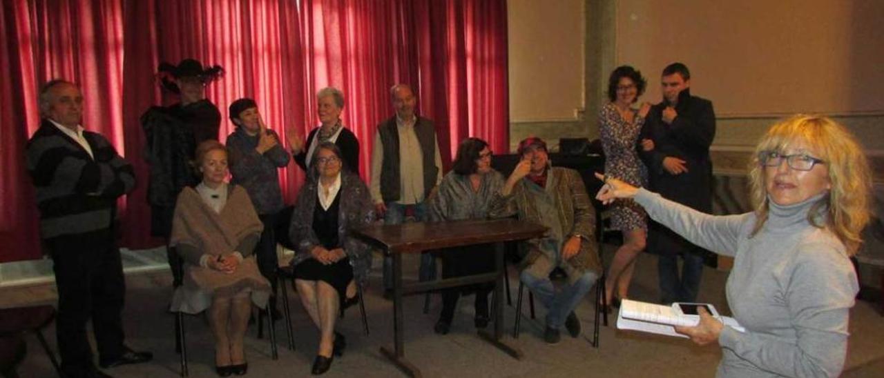 Cristina López del Hierro, en primer término, con los miembros de la compañía &quot;Concejo de Llanes&quot; al fondo, durante un ensayo.