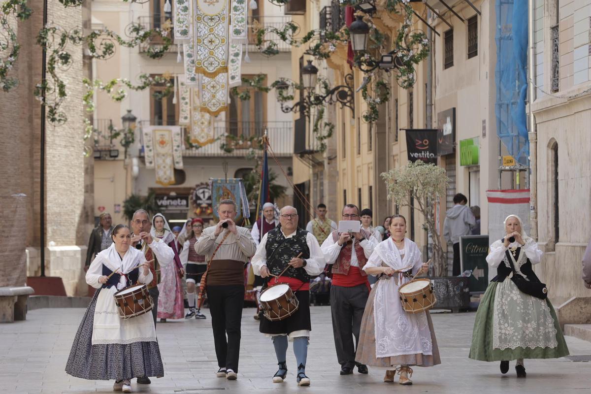 Todas las fotos de la ofrenda del 18 de marzo por la calle San Vicente hasta la 16:30 horas