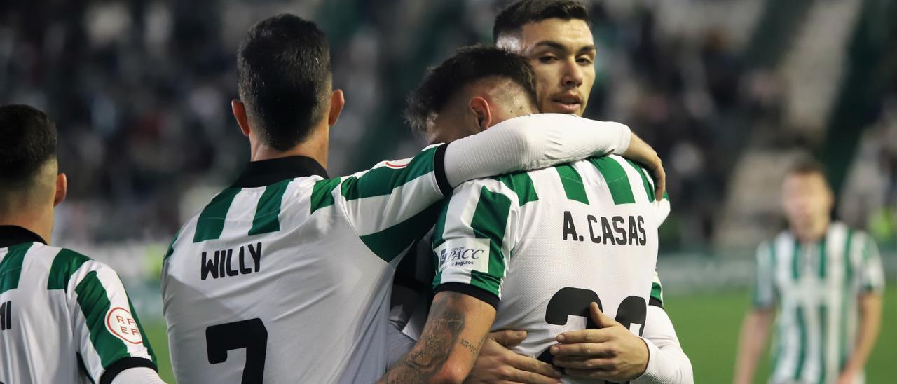 Willy, Casas y Adrián celebran un gol en El Arcángel.