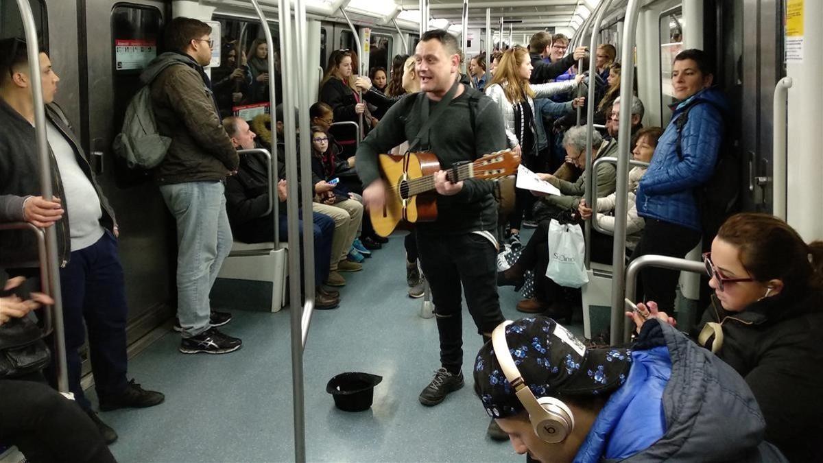 El cantante Juanma Luque, en su periplo músico-crítico por el metro