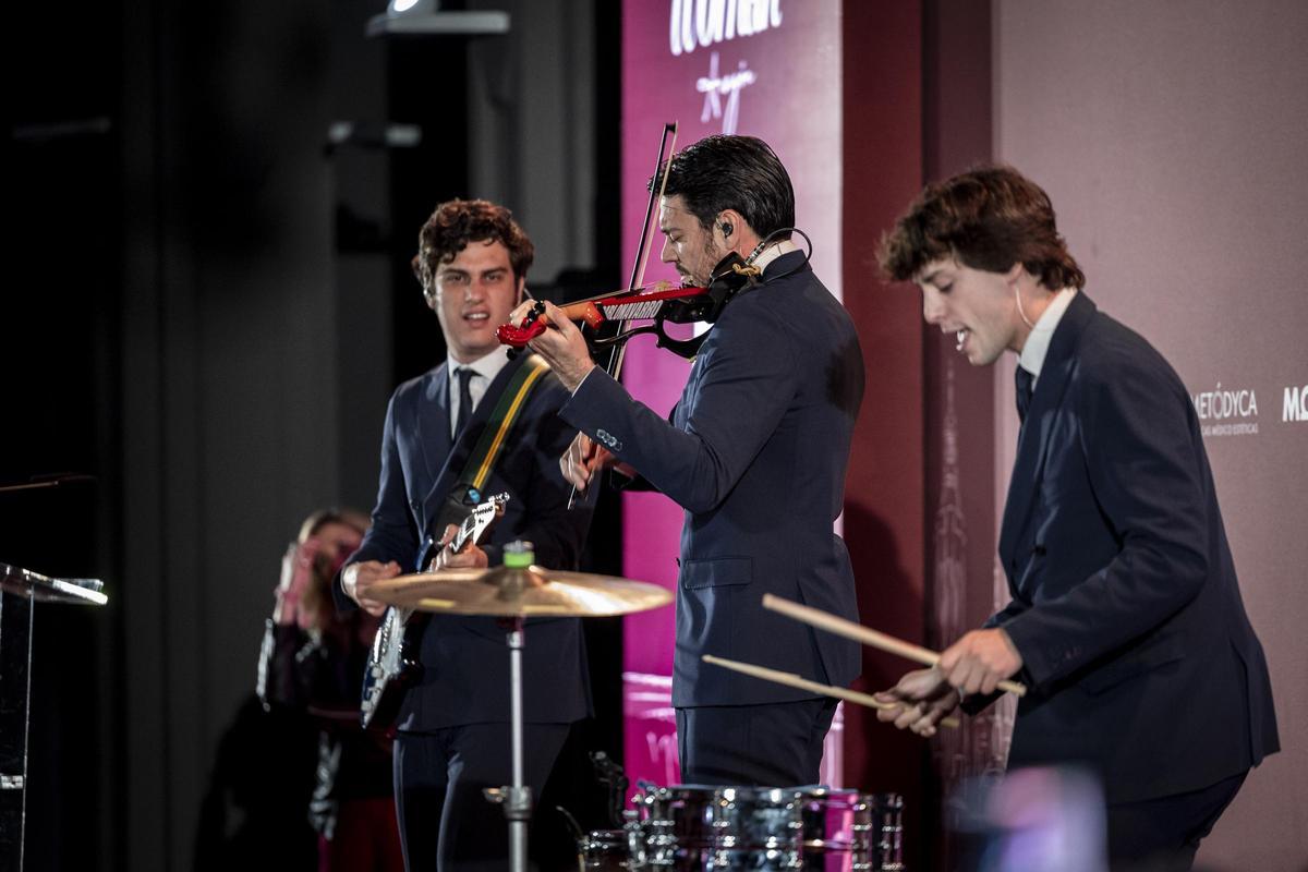La música ha tenido un papel discreto pero esencial en la atmósfera de los Premios Woman Aragón gracias al talento de Pablo Navarro y Dupla Dj.