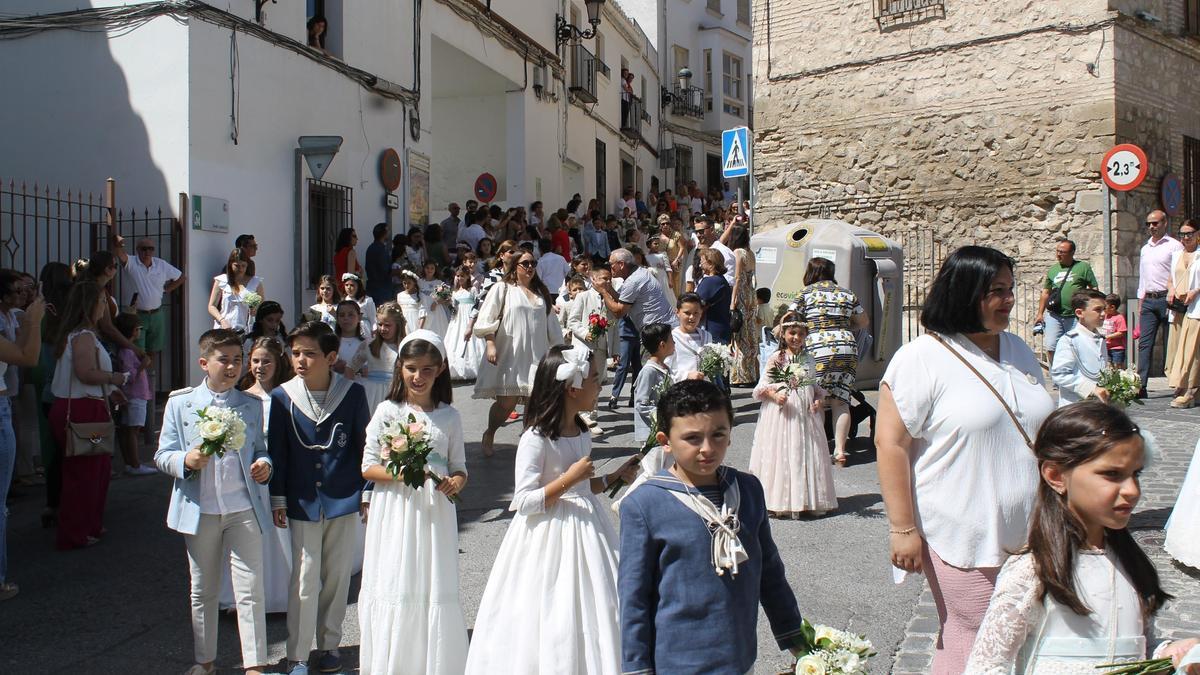 Los niños y niñas de Baena, durante en la procesión del Corpus de Baena.