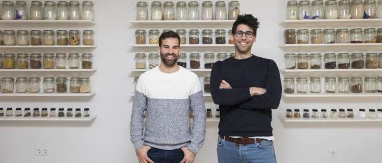 Carlos Laserna (izq.) y Javi Guerrero con los botes de alimentos que tienen en la cocina de IND.