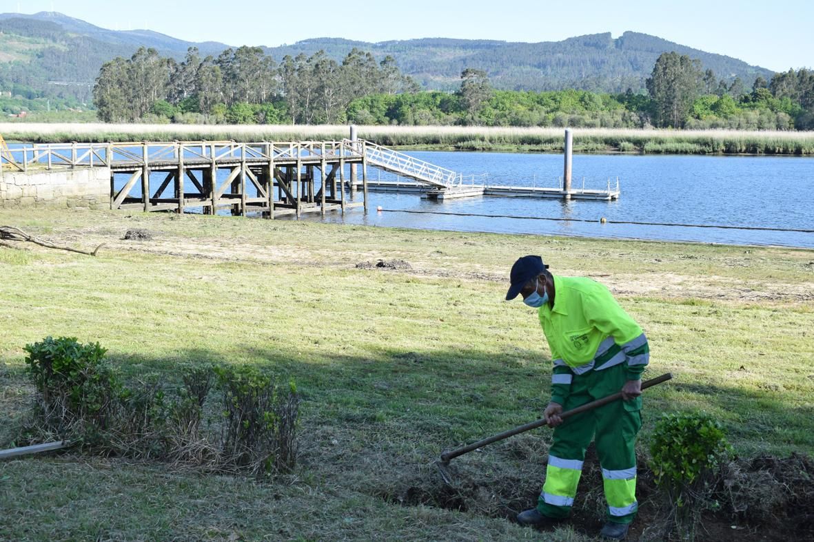 La zona recreativa se sitúa a orillas del Ulla.