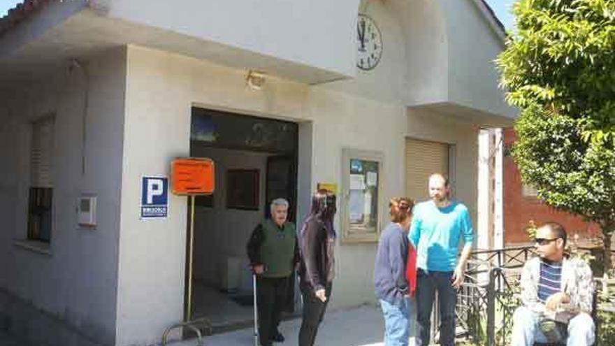 Votantes en el municipio de Figueruela de Arriba.