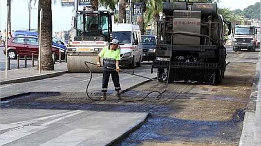 Els operaris asfaltant el nou passeig en l&#039;inici de les obres de remodelació.