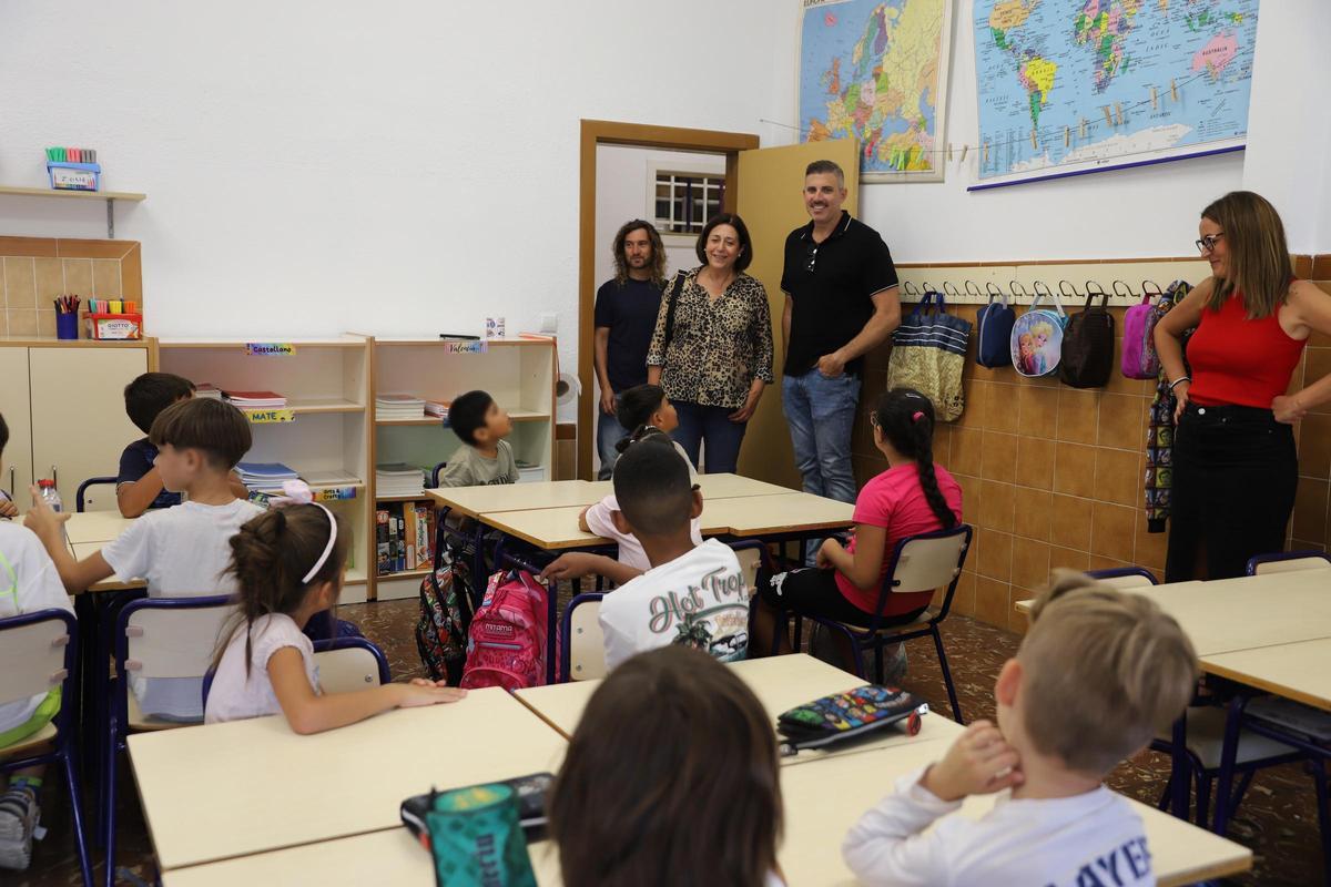 El alcalde y la concejal de Educación de Cullera, el día de la apertura del curso escolar en una visita a las aulas.