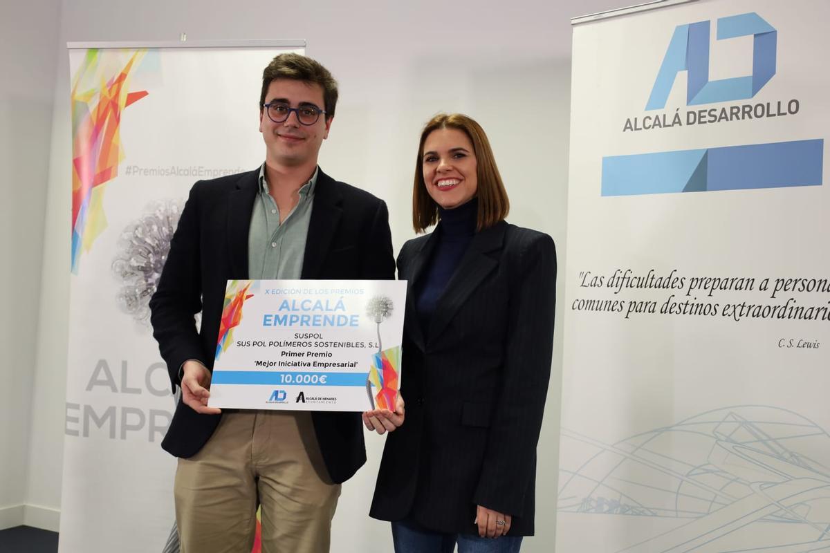 Miguel recibiendo el premio a 'Mejor Inciativa Empresarial'