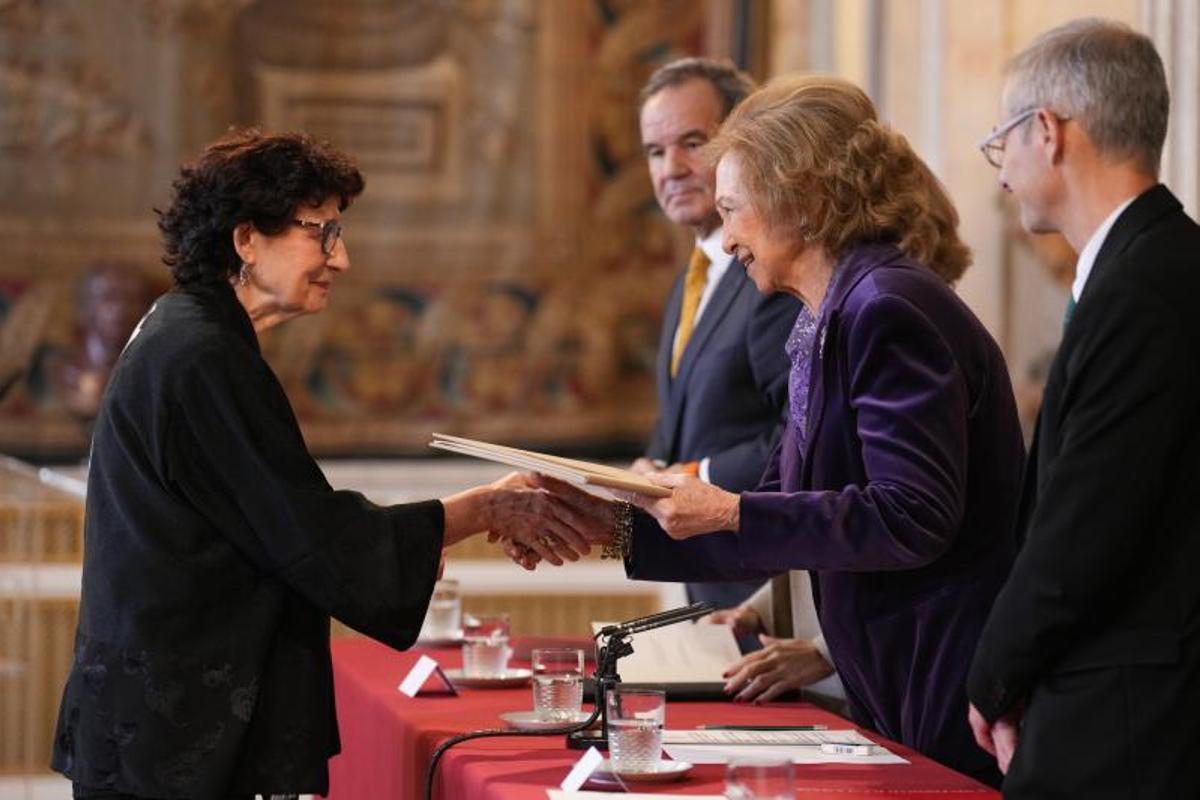 La poeta, recibiendo el premio de manos de la reina Sofía. | Efe