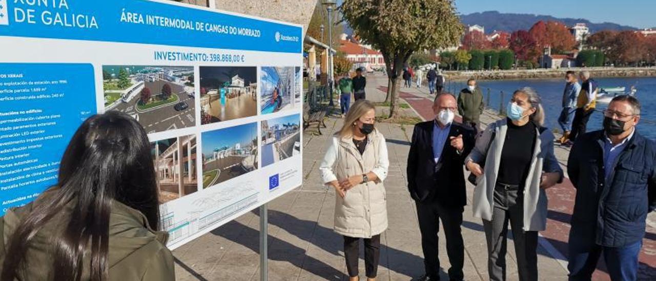 Panel en el que se ve reflejado el cambio de la estación tras las obras, con la conselleira Ethel Vázquez, José Enrique Sotelo (PP) y la alcaldesa de Cangas, Victoria Portas. | // SANTOS ÁLVAREZ