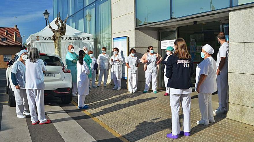 Sanitarios del hospital y el centro Norte protestan por el decreto de la Junta 