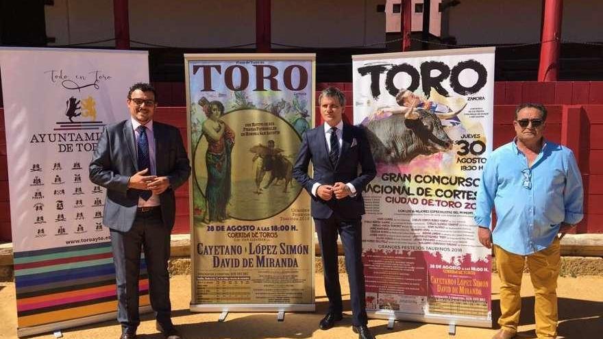 El alcalde de Toro, Tomás del Bien, el empresario Jorge Buendía y el concejal de Festejos, Juan A. Rodríguez.