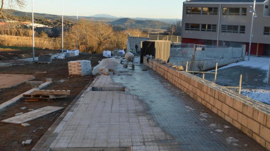 Edifici del nu institut ja acabat i els treballs d&#039;urbanització del carrer en execució