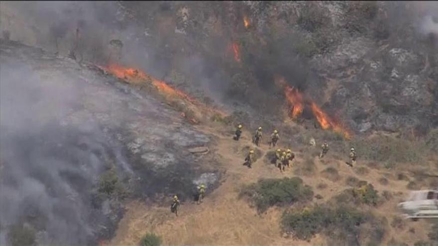 Un incendio avanza descontrolado en California y Arizona