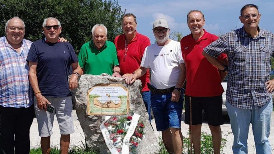 Representantes de las peñas La Tiendina de Llanes, Inter y Torrevieja, en la playa de Pechón. | LNE