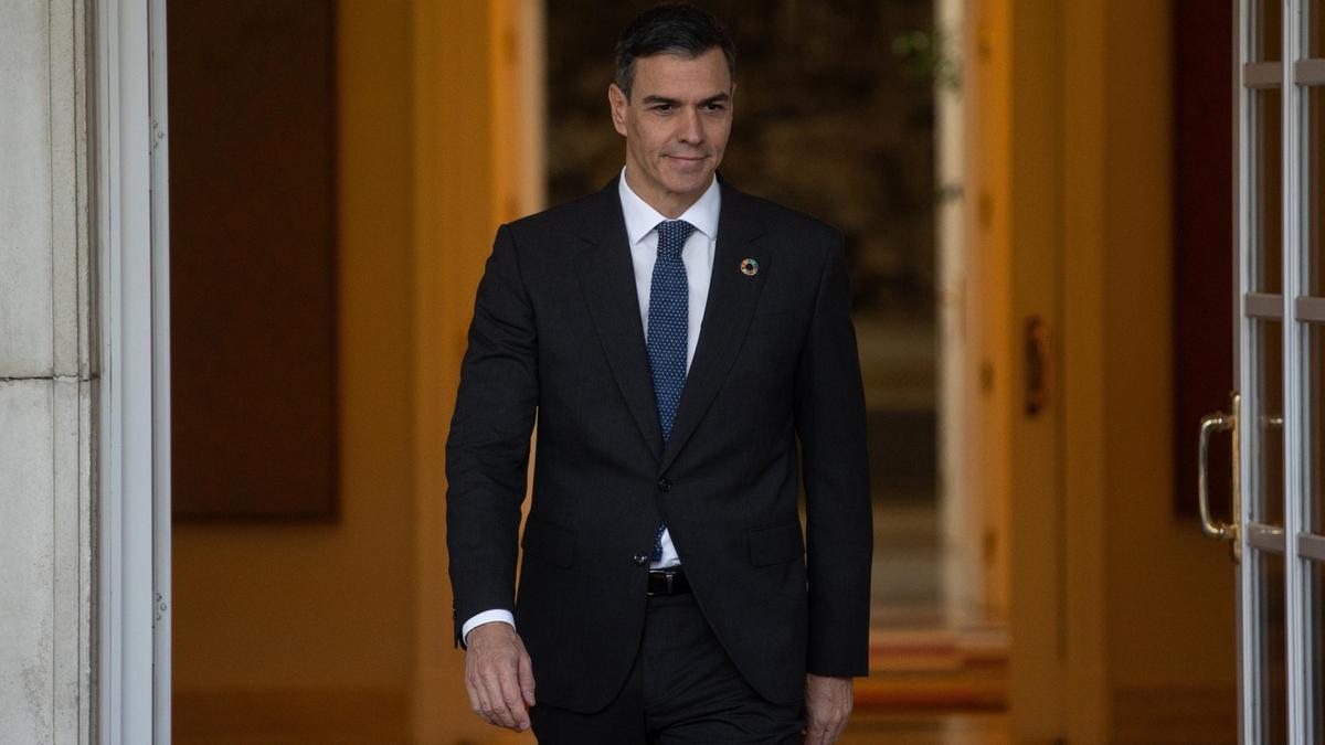 El presidente del Gobierno, Pedro Sánchez, a su llegada a su reunión con el presidente de la Junta de Castilla y León, Alfonso Fernández Mañueco, en el Palacio de La Moncloa.