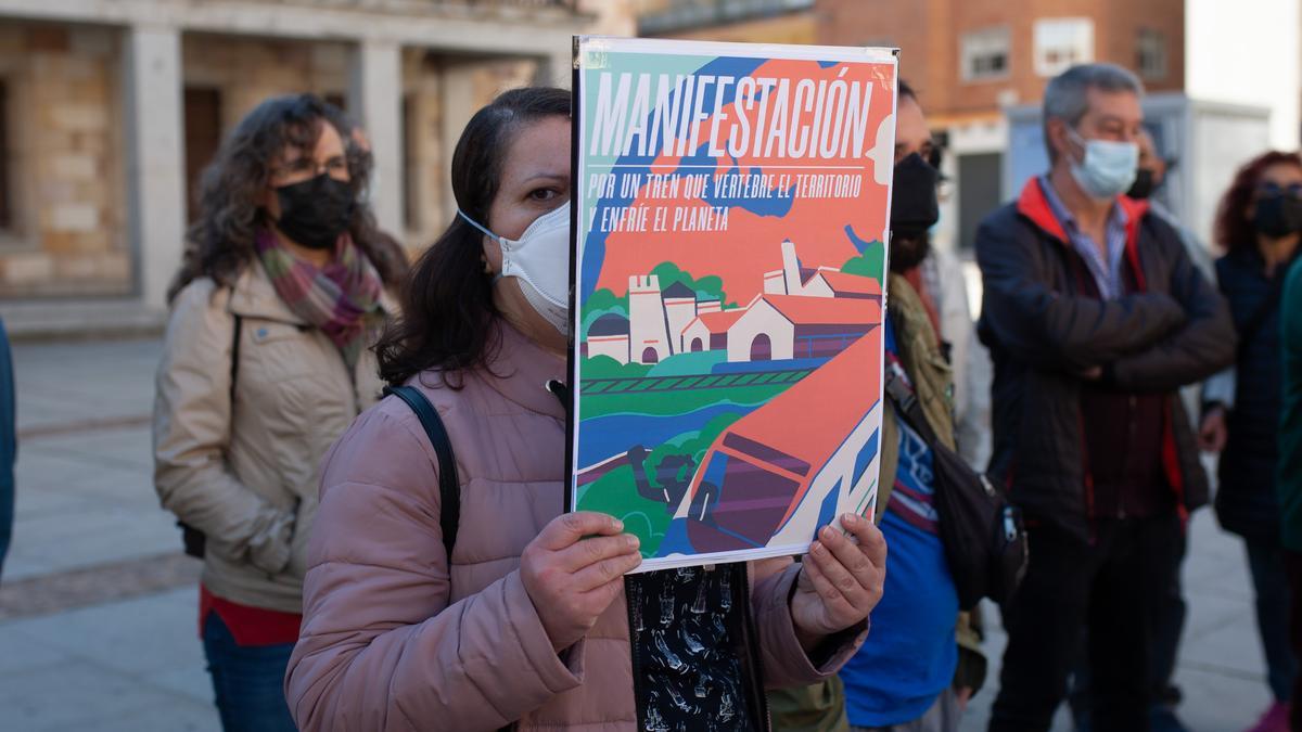 Manifestación celebrada en la plaza de la Constitución en defensa de los trenes perdidos en Zamora.