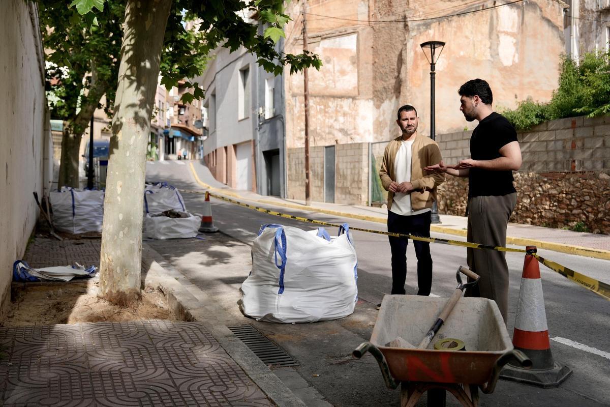 El alcalde de l'Alcora y el concejal del área comprobaron el inicio de los trabajos de la calle la Bassa.