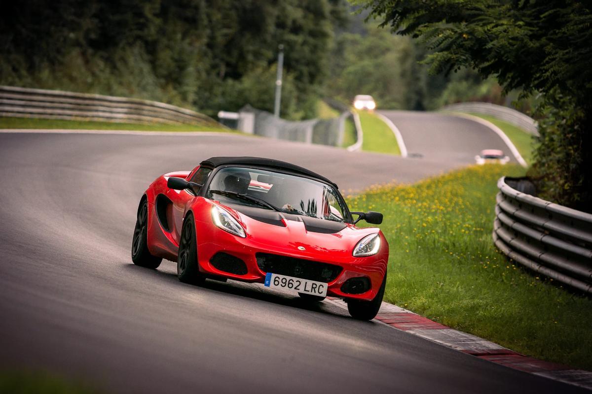 Un coche Lotus circulando por una carretera.