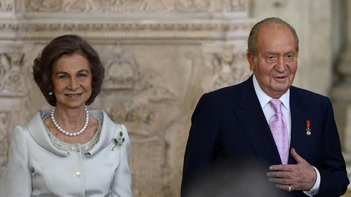 Juan Carlos y Sofía, tras la firma de la ley de abdicación por parte del Rey, el miércoles en la Zarzuela.