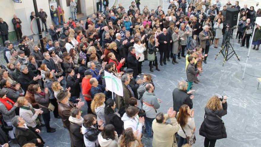La concentración que se celebró ayer al mediodía en la plaza del Ayuntamiento de Cudillero. | a. m. s.