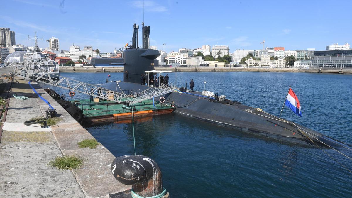 Un submarino, un buque de guerra y dos cruceros visitan el puerto de A Coruña