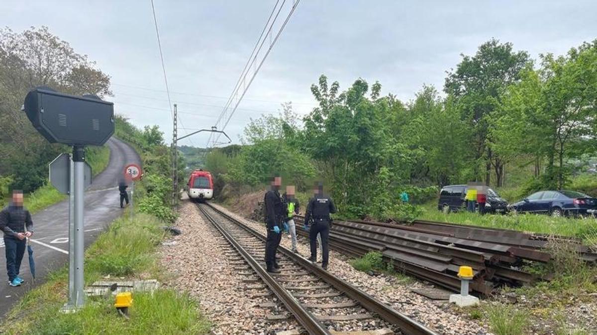 Accidente ferroviario mortal en Langreo: fallece un hombre arrollado por un tren cuando cruzaba las vías en un paso a nivel sin barreras en Sama