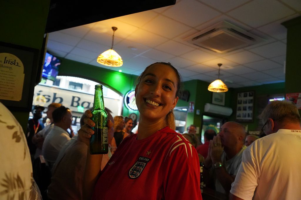 Un grupo de aficionados ingleses sigue la final desde Los Alcázares