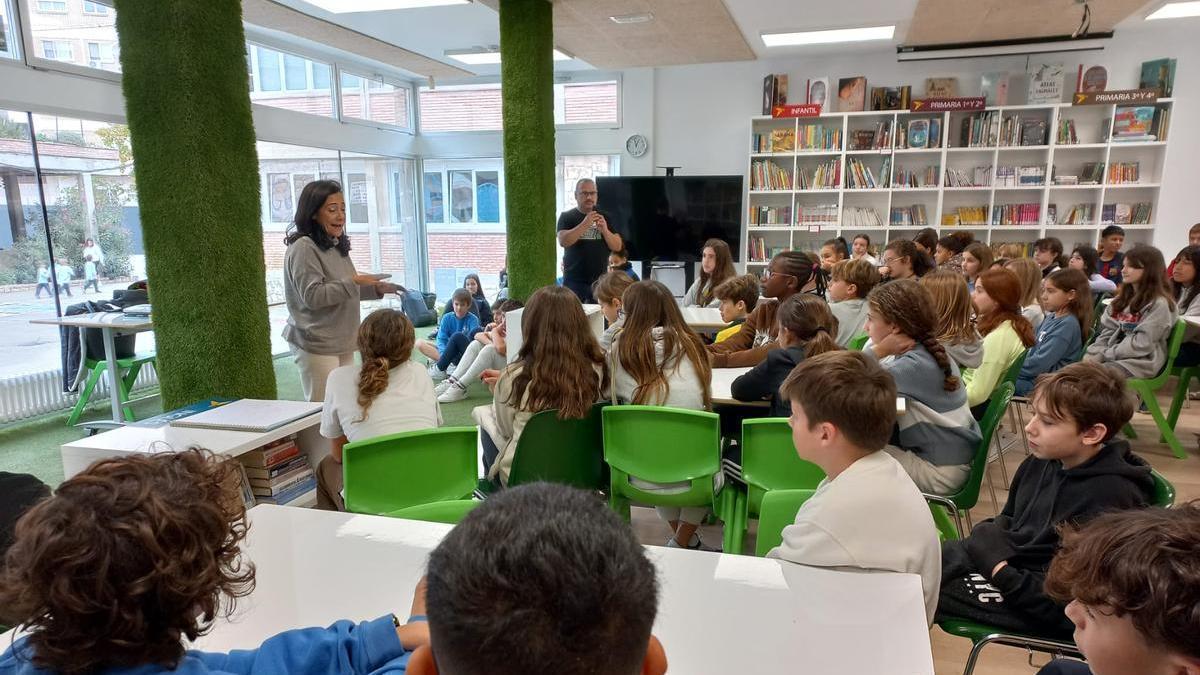La escritora Paloma González charla con los estudiantes en la biblioteca del colegio La Salle Montemolín.