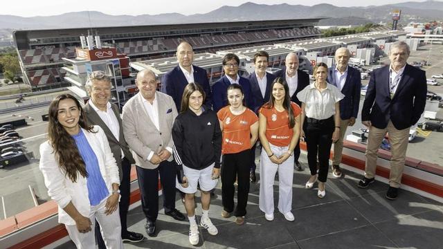 D’esquerra a dreta, Iulene Servent i Joan Vehils, subdirectora i director d’‘Sport’; Carmelo Paniagua, president de la Federació Espanyola de Patinatge; Berni Álvarez, conseller d’Esports; Bernat Clarella, president de la Federació Espanyola d’Esports de Muntanya i Escalada; Sergi Guillot, director general de Prensa Ibérica; Constantí Serrallonga, director general de Fira de Barcelona; Mabel Mas, directora general d’EL PERIÓDICO; Fèlix Noguera, director general de gestió de Prensa Ibérica a Catalunya i les Balears; Joan Angulo, director de màrqueting corporatiu de Fira de Barcelona; i a primera fila, les esportistes Naia Laso, Carla Martínez i Leslie Romero.   | JORDI OTIX