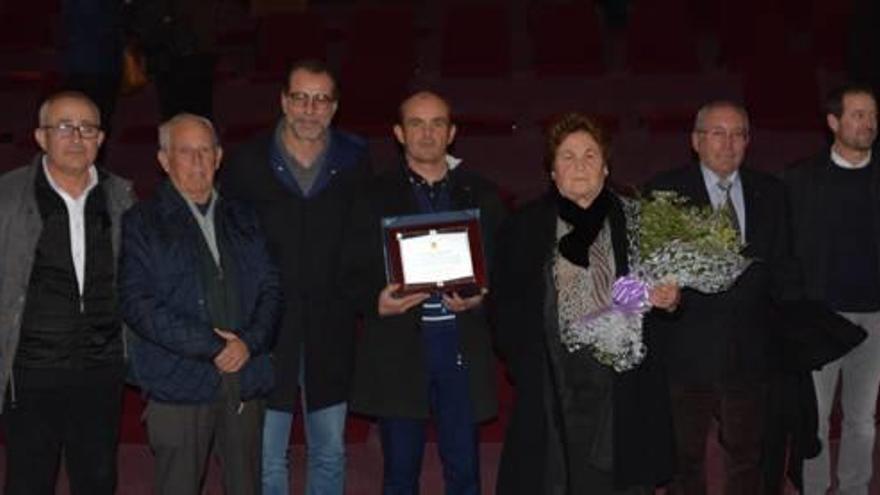 Josefa García, en el centro, fue nombrada &#039;Ricoteña del año&#039; en el acto que dio comienzo a las fiestas patronales de Ricote.