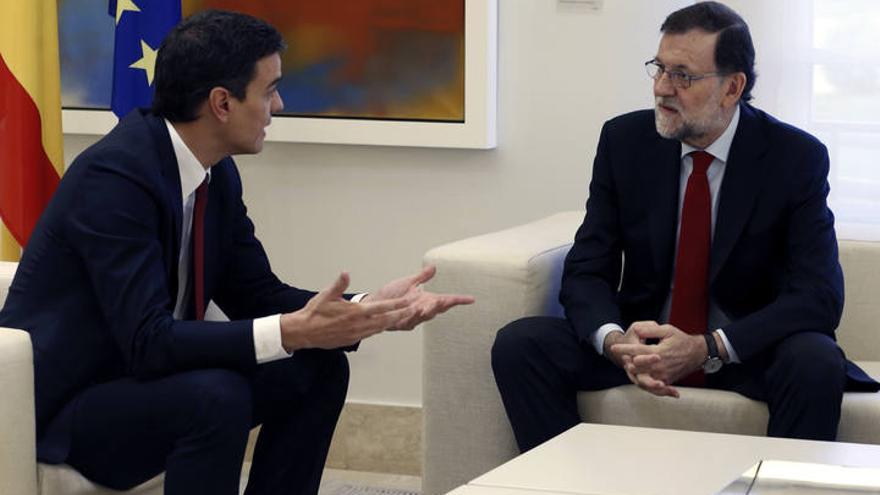 Rajoy y Sánchez se reúnen en la Moncloa tras el 20D