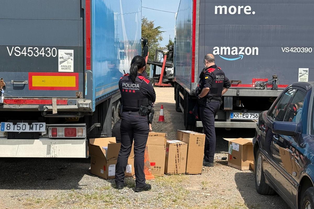 Dos mossos custodiant els detinguts.