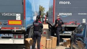 Dos mossos custodiant els detinguts.