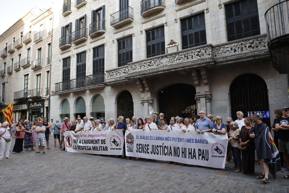 Les imatges de la manifestació i contramanifestació per l'entrada d'immigrants a Ceuta Les imatges de la manifestació i contramanifestació per l'entrada d'immigrants a Ceuta