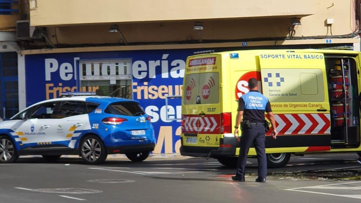 La ambulancia y la Policía Local en el lugar del atropello ocurrido en Arguineguín.